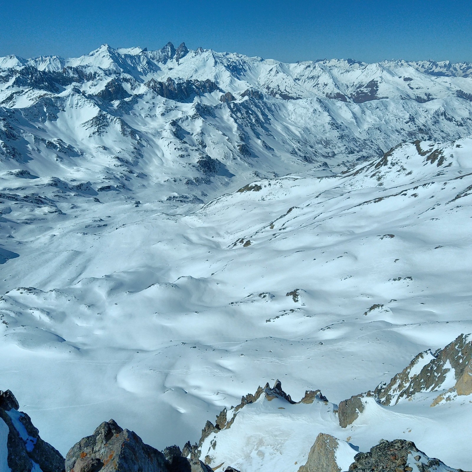 &nbsp;Vue du sommet du Thabor sur le vallon qui mène a valmeinier&nbsp;