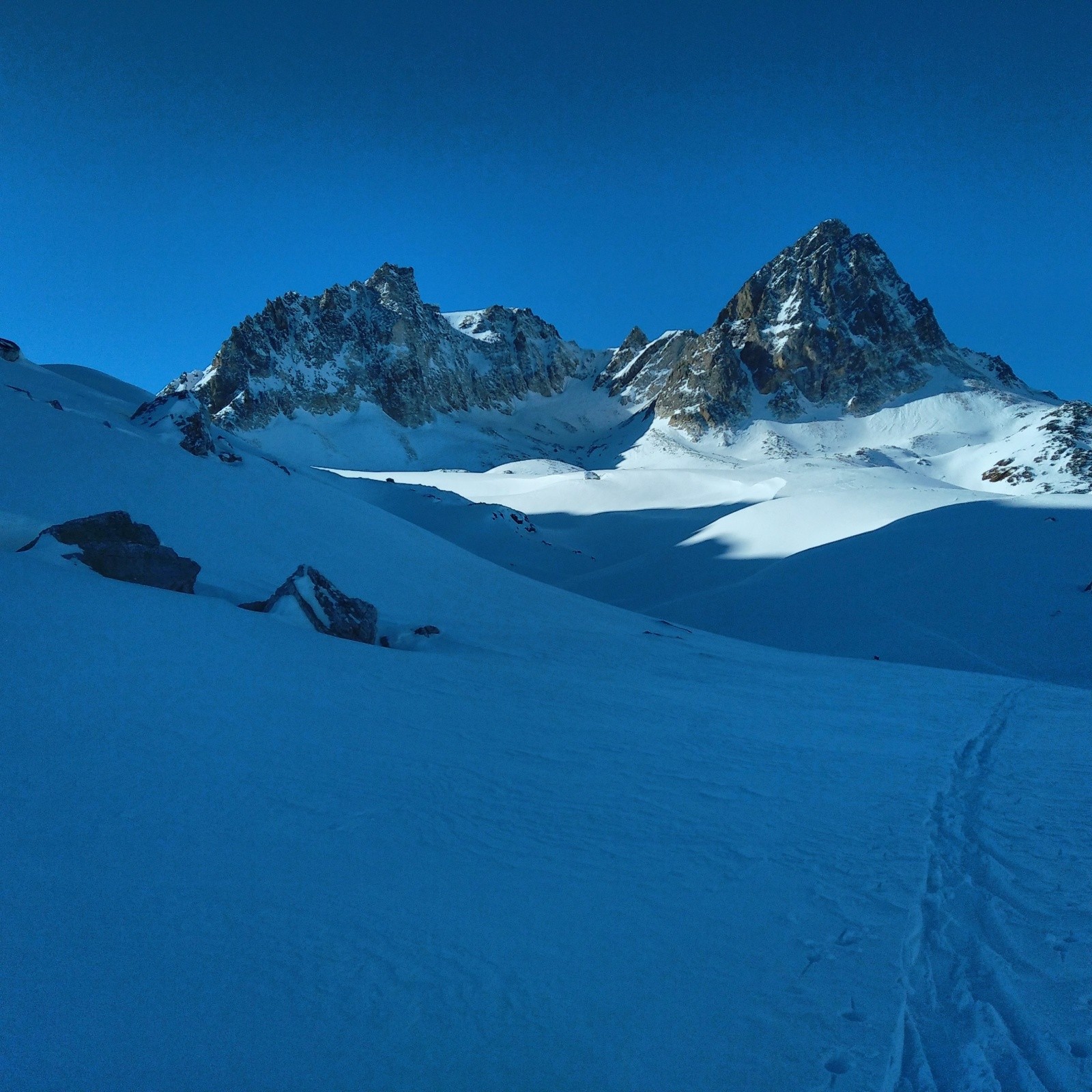 &nbsp;Au col du cheval blanc, vu sur le cirque du Thabor avec le col au fond et le couloir des modanais sur la paroi gauche&nbsp;
