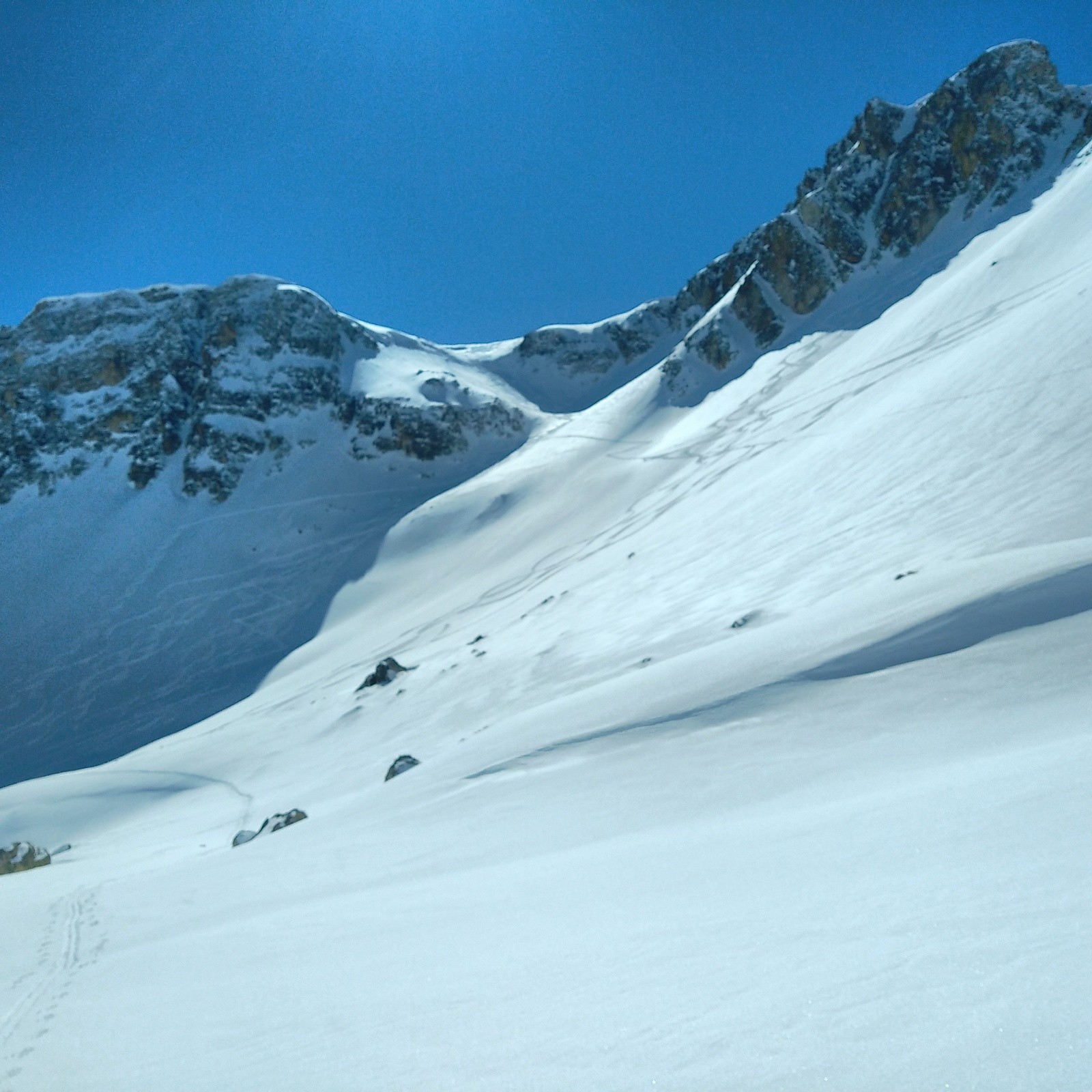 &nbsp;Vue d'ensemble du couloir skié a gauche du col des méandes&nbsp;