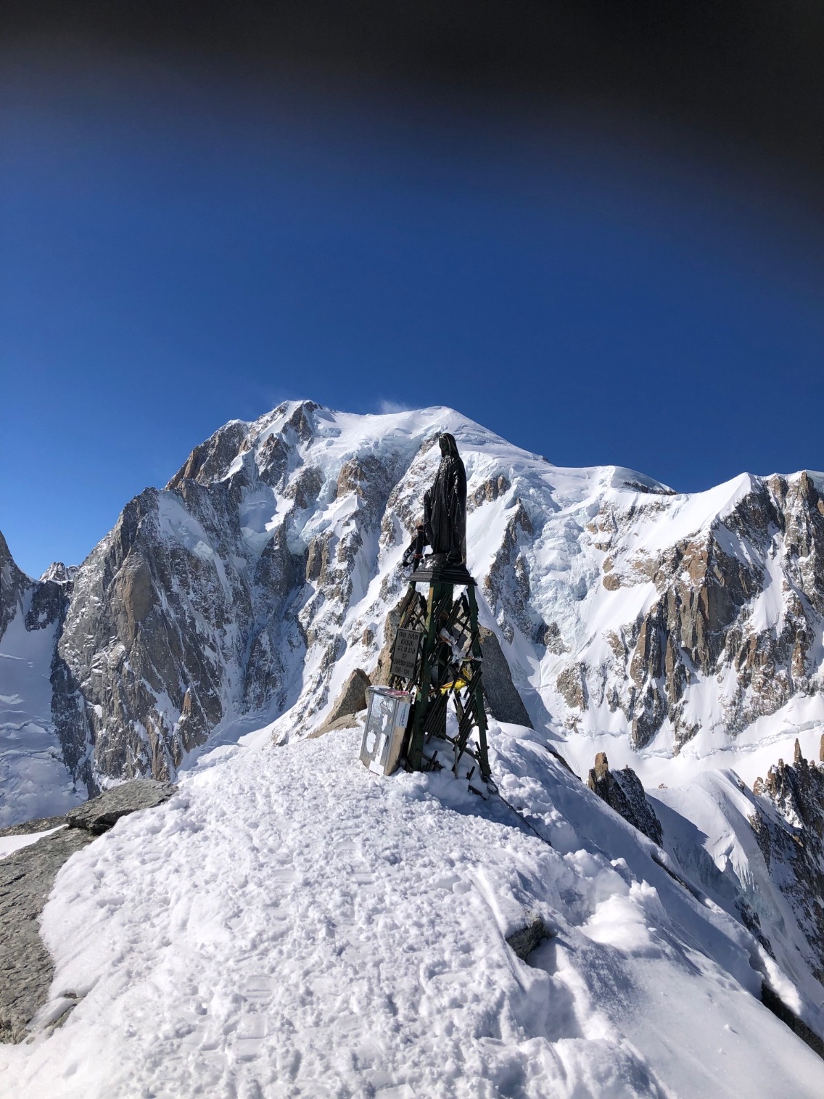 #4 Sommet et maître des lieux en arrière plan Sommet et maître des lieux en arrière plan