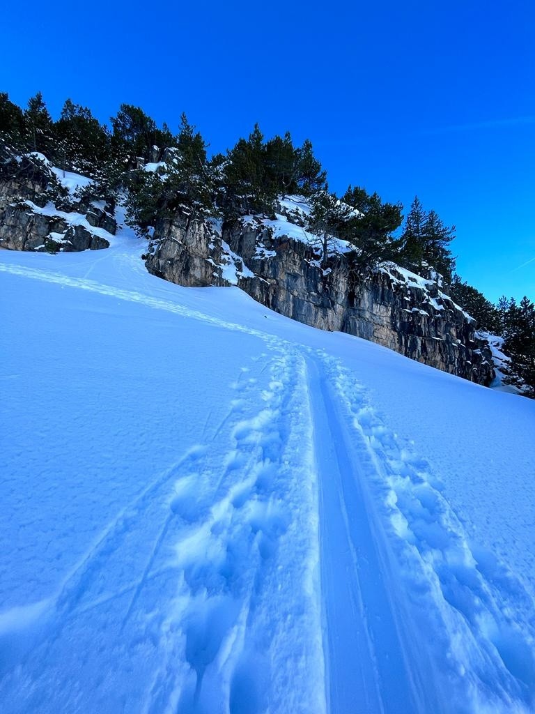 Une tranchée au milieu de la poudreuse 