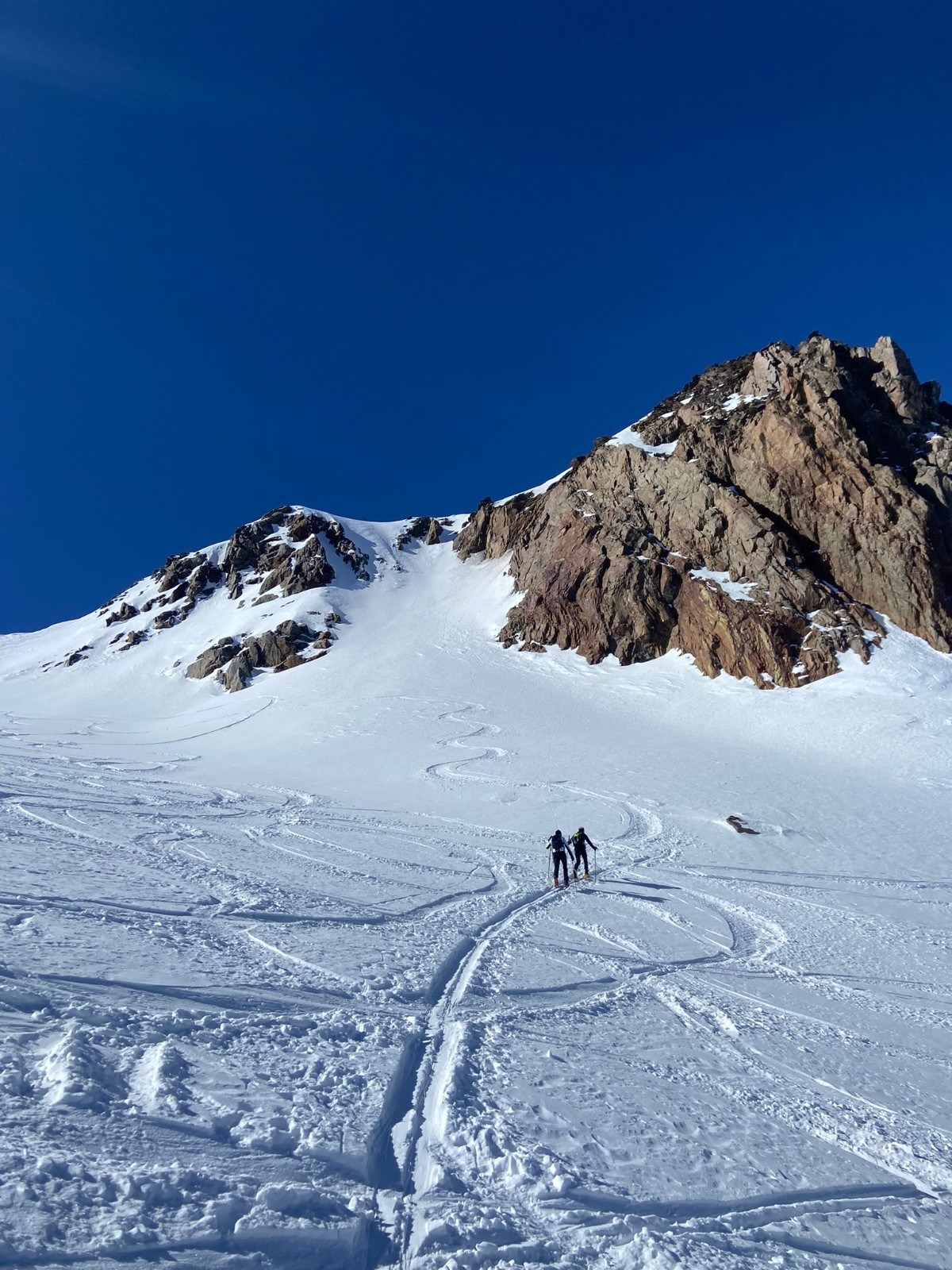 Deux personnes sous la pointe des Bérons.&nbsp;