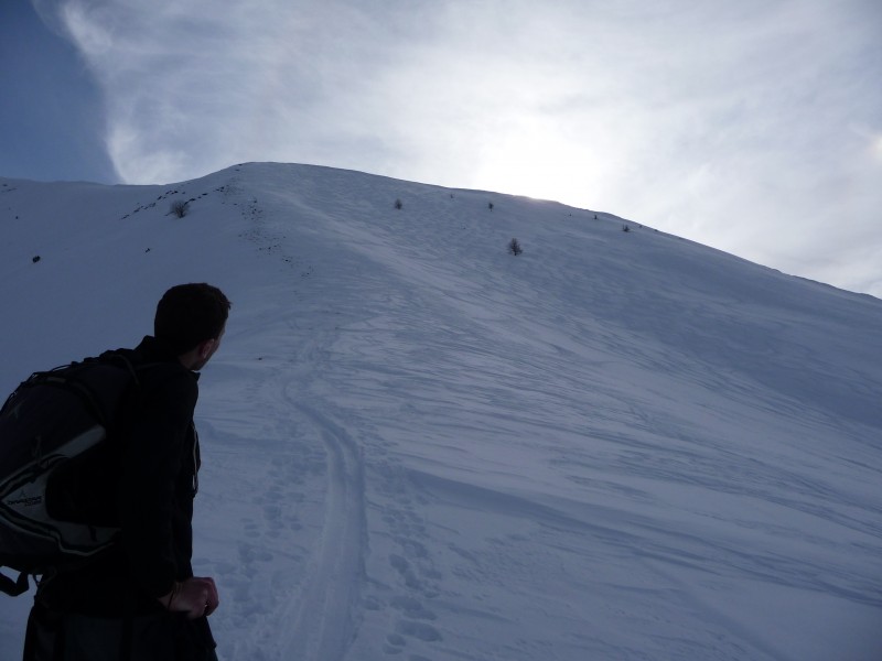 Ski-Rando Blayeul : Pente N-W sous l'arête en neige excellente nos traces sont les plus a droite et il y a encore la place.... voir même le vallon a droite a l'air excellent on le voit pas sur la photo!!!