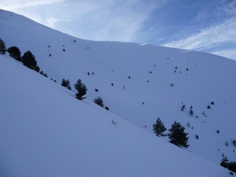 Ski-Rando Blayeul : Les traces sous l'arête a gauche et le vallon a droite qui a l'air excellent a faire....