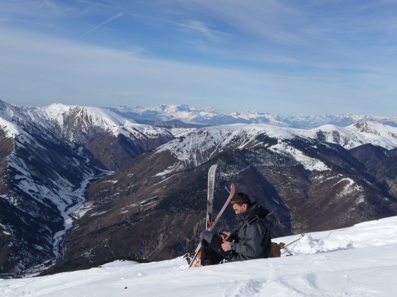 Ski-Rando Blayeul : Me sur l'arête un petit creux après la deuxième remonté... sur fond de devoluy