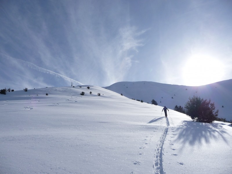 Ski-Rando Blayeul : Flo à la remonté avec la pente NW  de descnete en face et à gauche l'antenne du blayeul!!!!!!