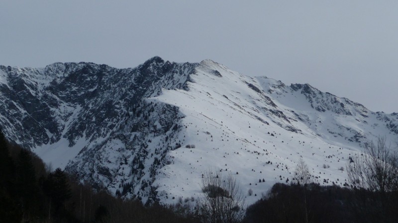 Rocher Rond : La crête de l'envers de Parier est bien sèche au sommet, la Combe des Choumeaux est l'itinéraire  obligé.