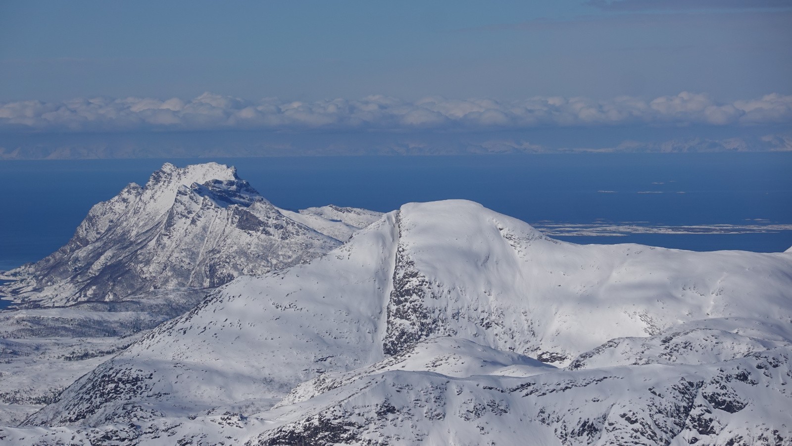 Panorama vers le Nord et les Iles Lofoten dans les nuages