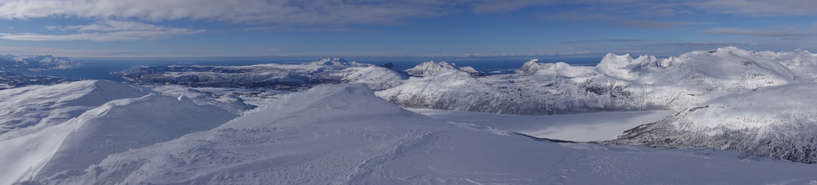 Panorama vers le Nord et au fond les Îles Lofoten et au premier plan le Lac Heggmovatnet