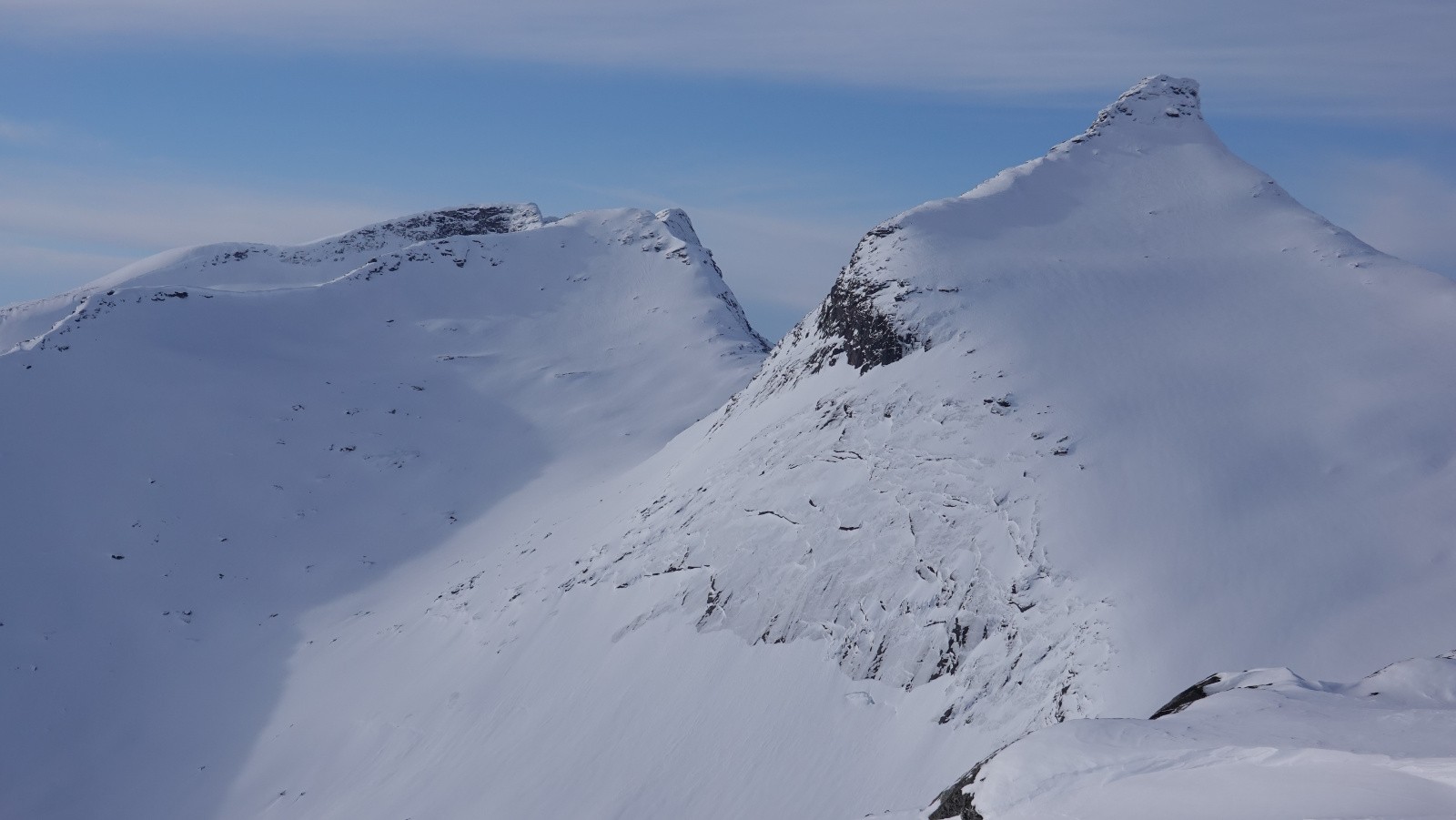 Panorama au téléobjectif sur le Middagstinden (1051m) et le Midtiskartinden (1135m), tous deux skiables