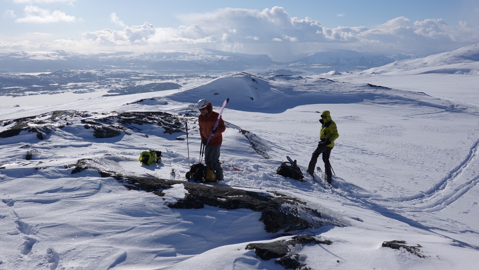 Yves et Michel au sommet sur fond de Nattmalstuva au premier plan