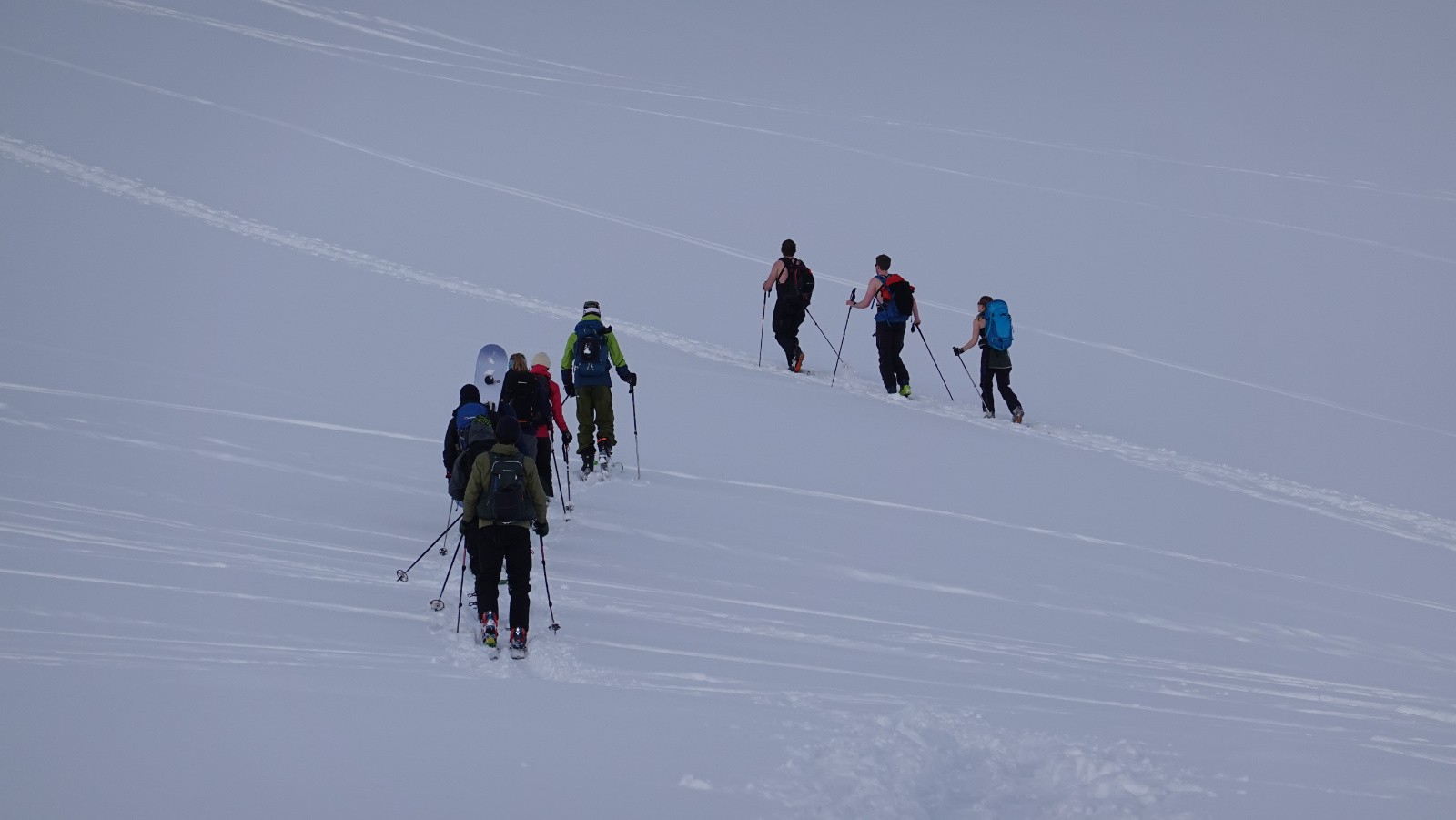Après notre pause déjeuner, une partie des lycéens montant vers le sommet et un trio de norvégiens peu frileux😊