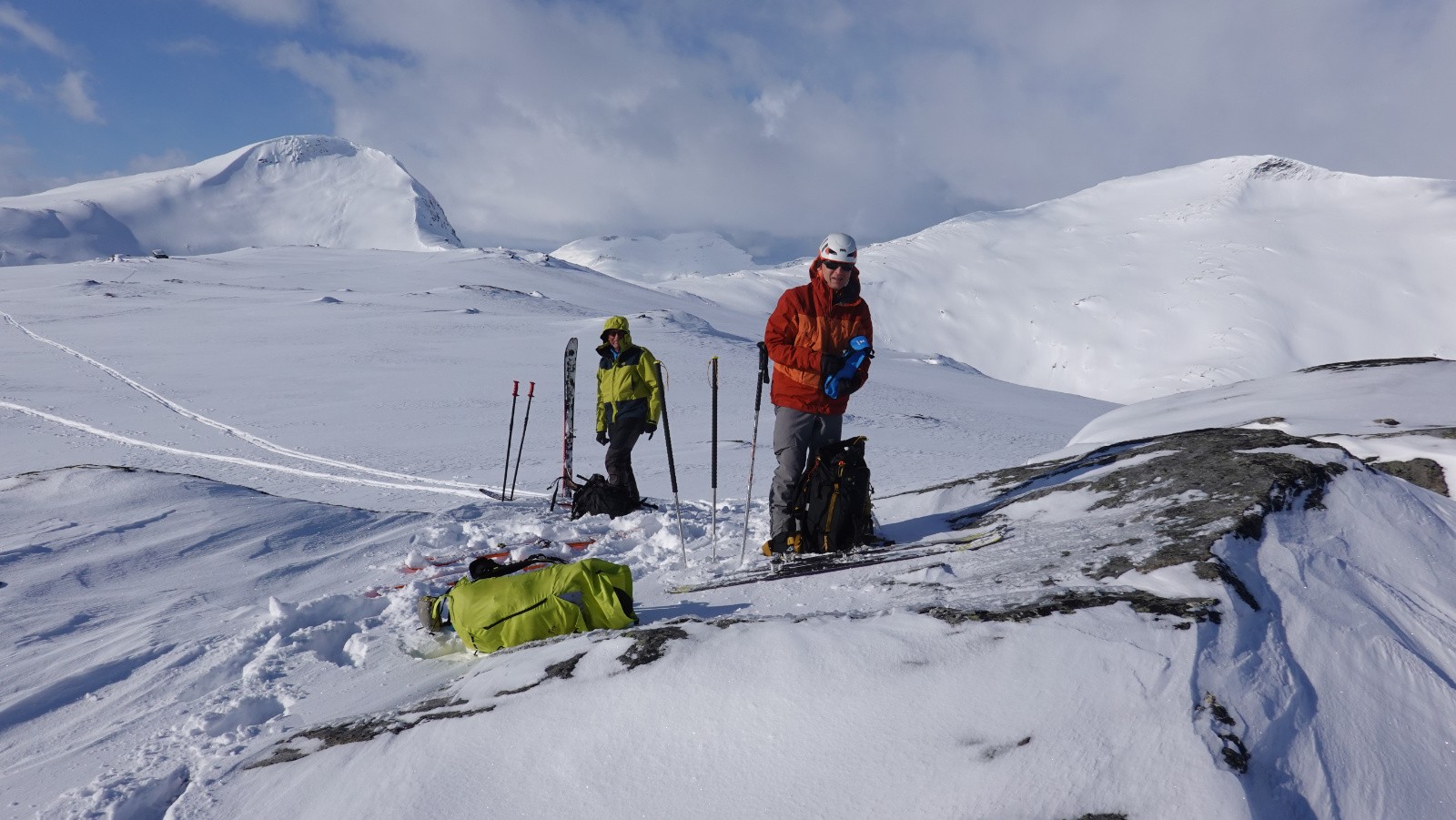 Michel et Yves au sommet sur fond de Kvalhornet à gauche et de Eitraskartinden à droite