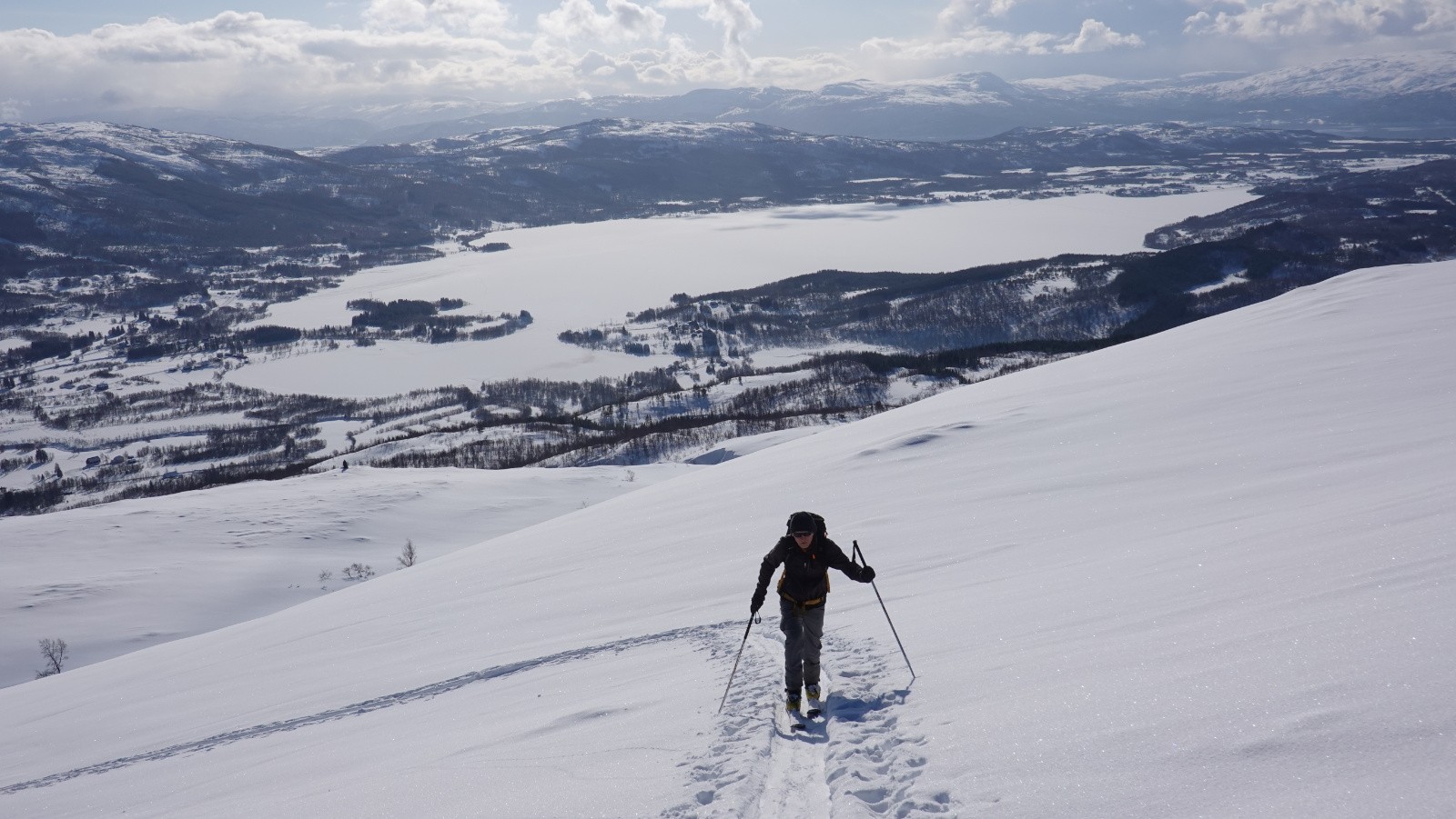 Yves progresse sur fond de Valnesfjord vatnet