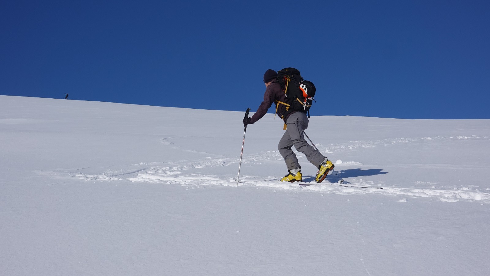 Progression sur la partie supérieure située environ 200m sous le sommet