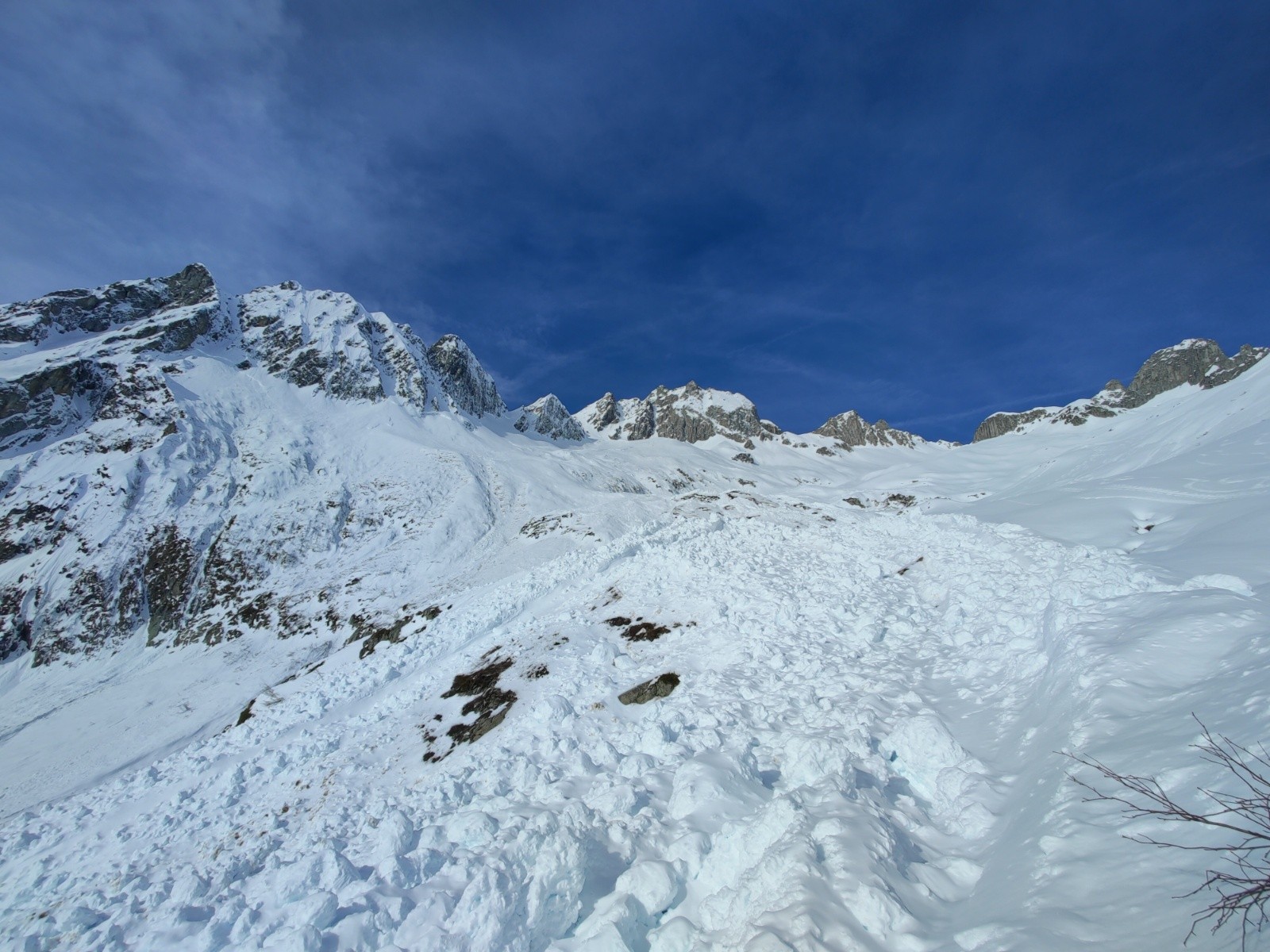L'énorme avalanche venant de la Biettaz 