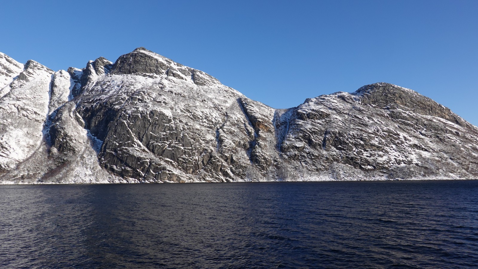 Traversée du Mistfjorden avec vue sur le Fjellbak