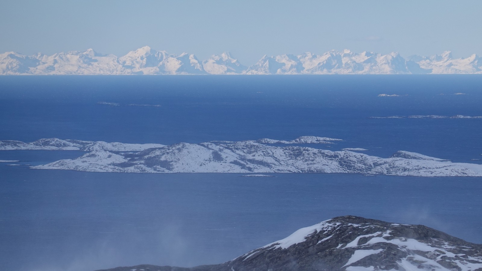 Les îles Lofoten au loin prises au téléobjectif