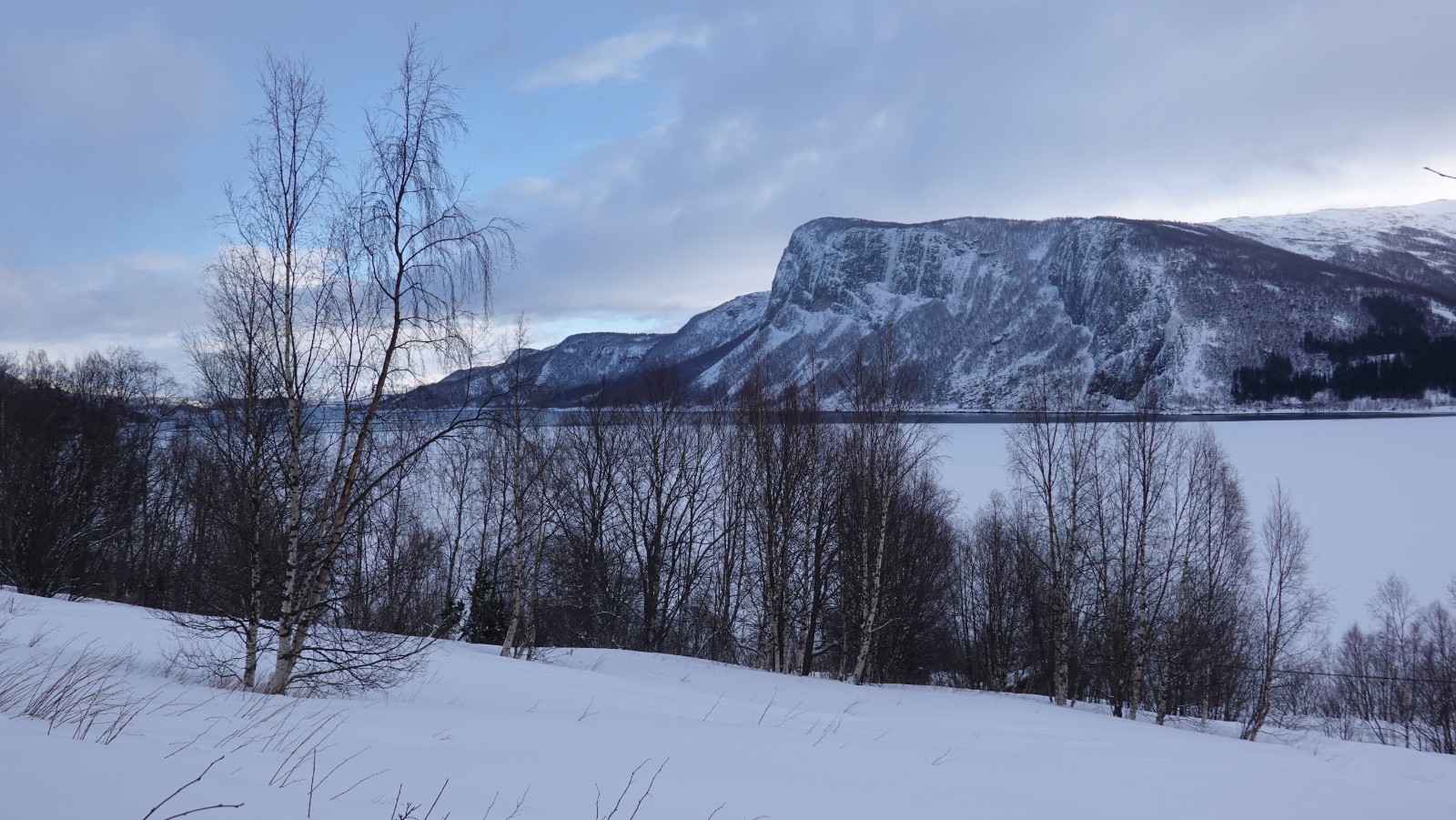 Le ciel se dégage sur le Misvaerfjorden