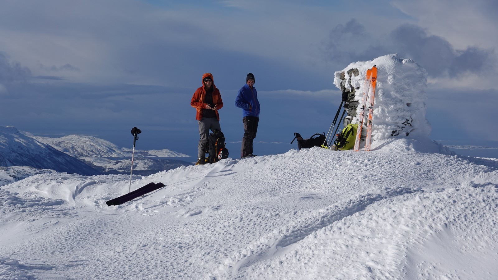 Yves et Michel au sommet sur fond de Saltfjorden