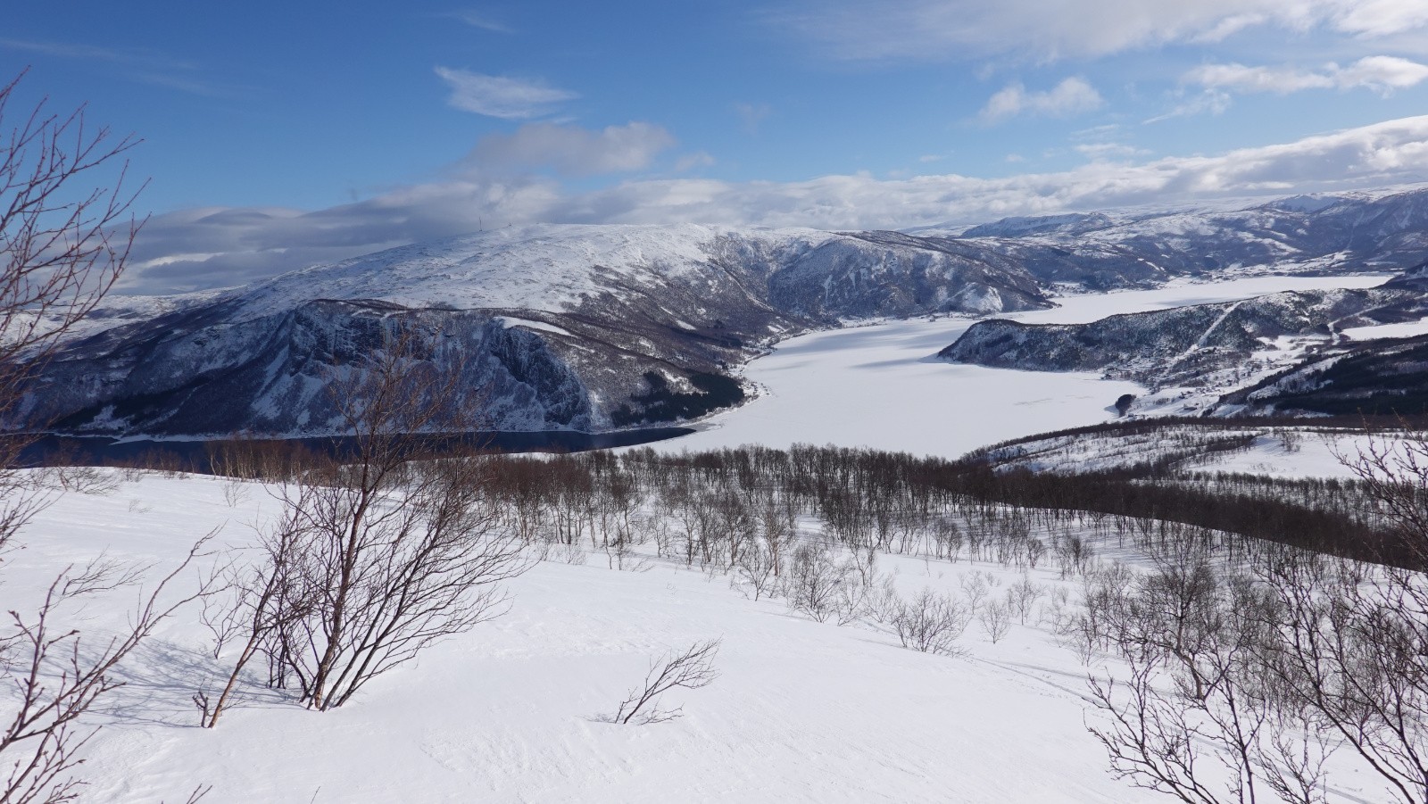 Panorama sur la partie gelée du Misvaerfjorden
