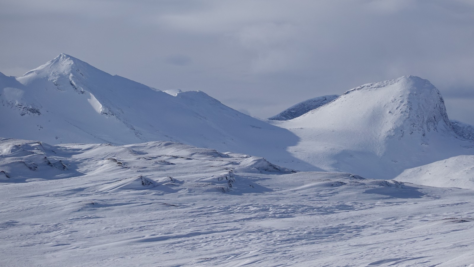Panorama au téléobjectif sur le Ryptinden et le Bortinden skié lundi dernier