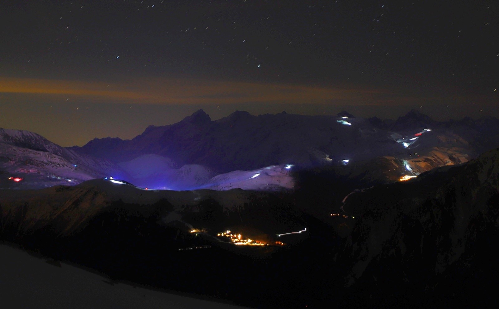 Le balais des dameuses et de la boîte de nuit de l'Alpe d'Huez 