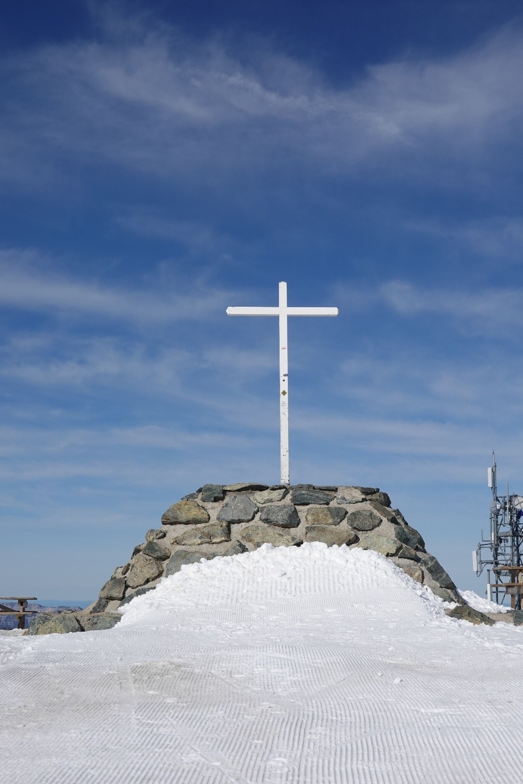 La dameuse a poussé la neige au pied de la croix, une demande qui sera peut être exhaucée
