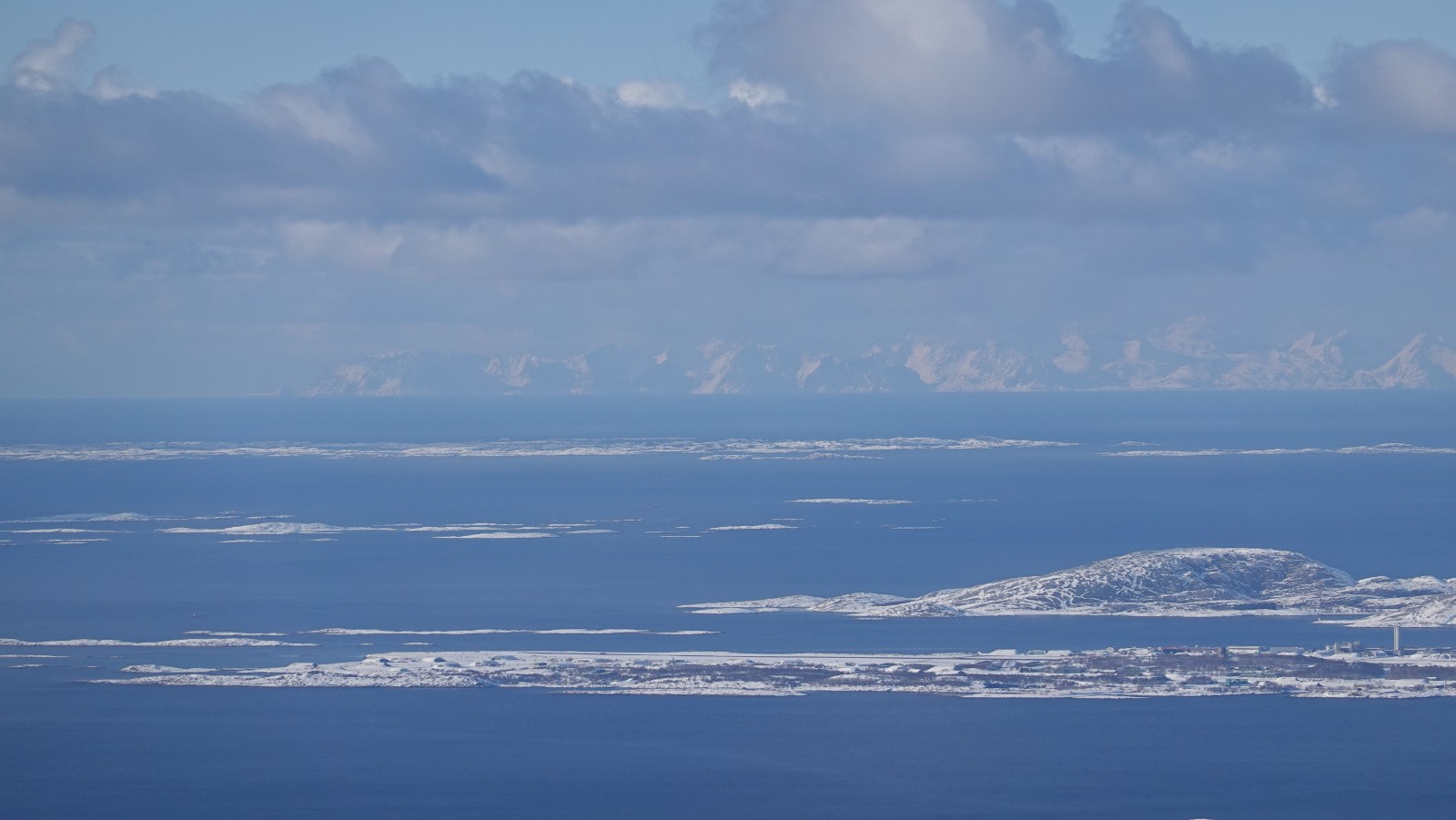 Les Îles Lofoten au loin