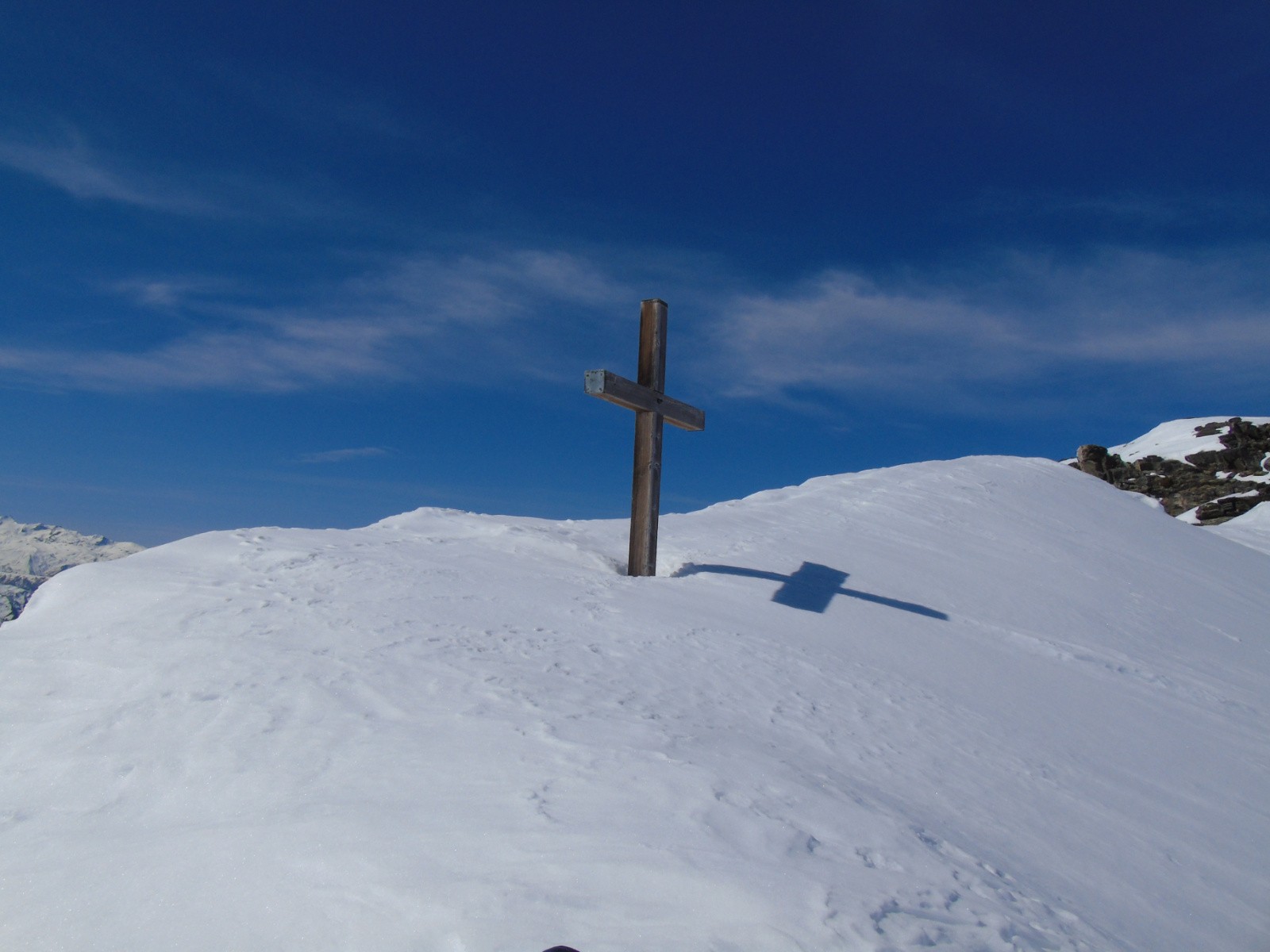 La croix du col et les rochers pour la sieste