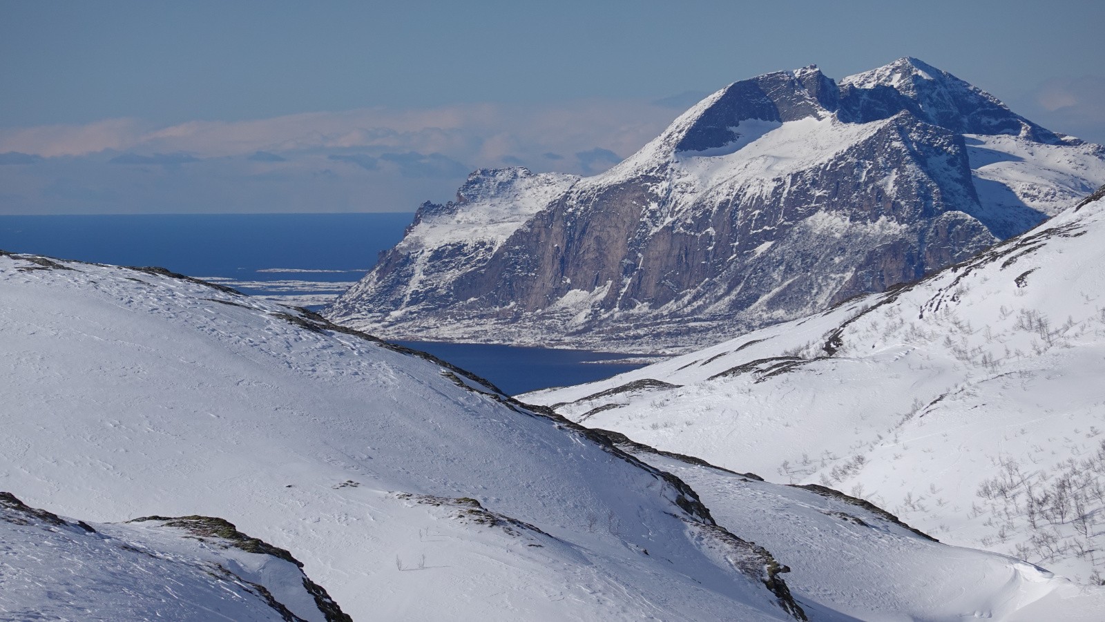 Panorama au téléobjectif sur l'Isvasstinden (907m)