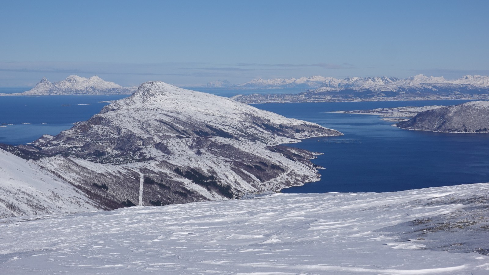Panorama sur le Vatvikfjellet (600m) au premier plan
