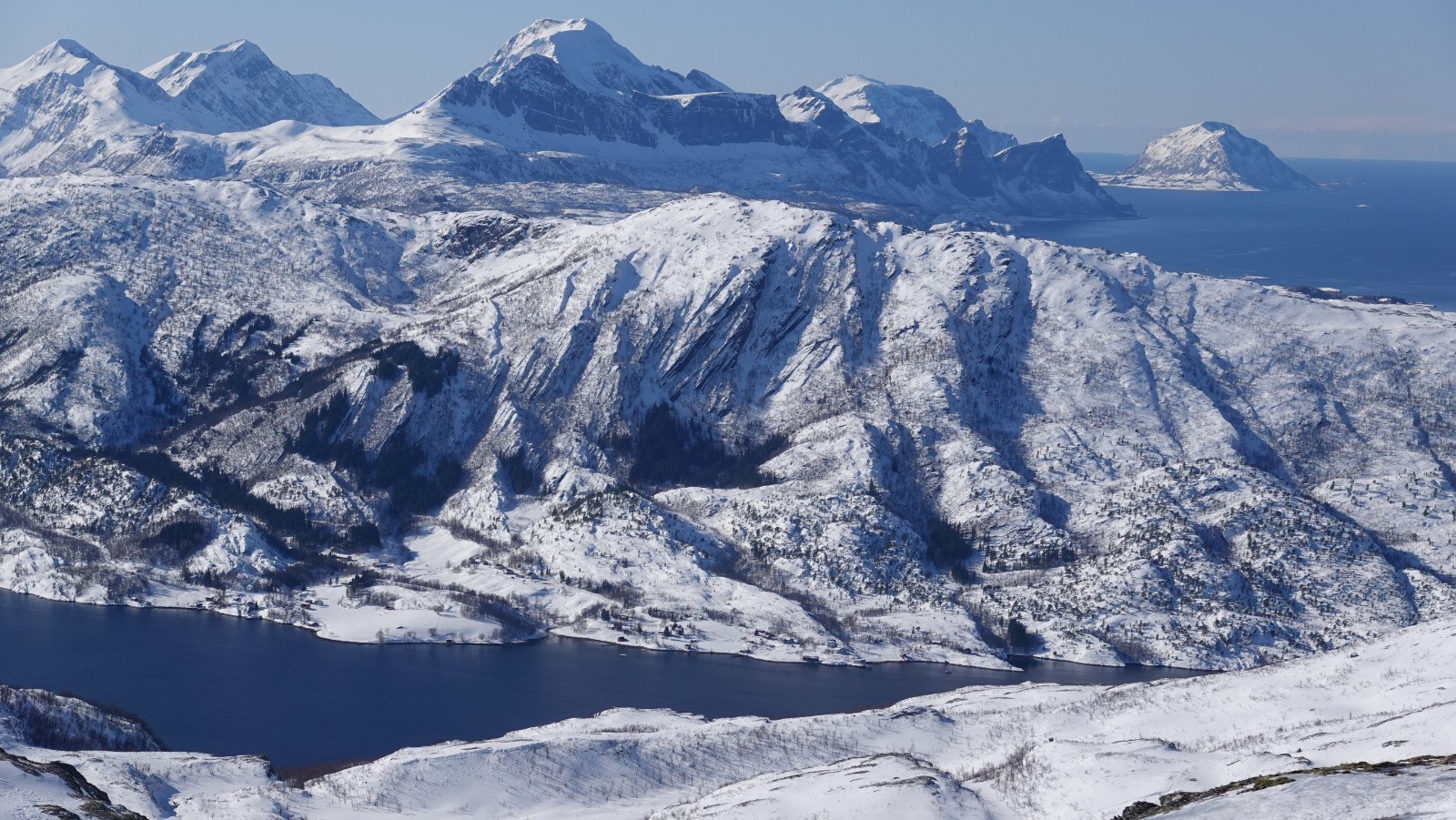 Panorama au téléobjectif vers l'Ouest et le Hognakken (1045m)