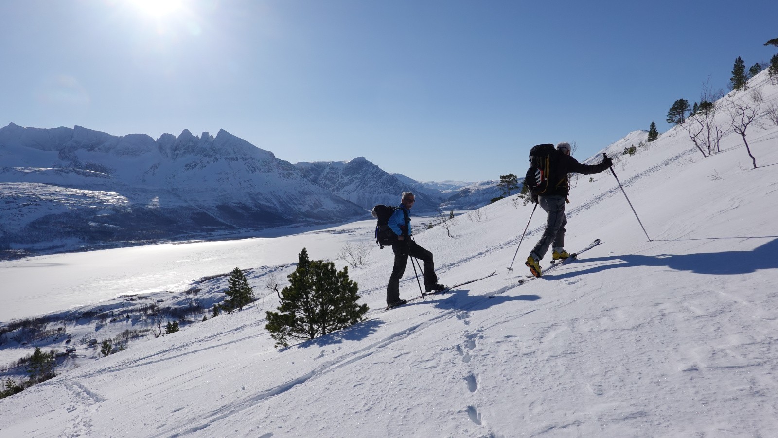 En cours d'ascension sur fond de Smatindan (1320m)