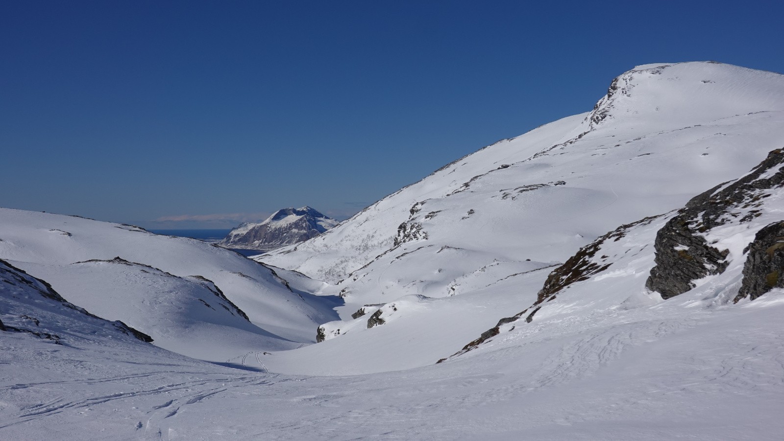 Panorama sur la partie occidentale de l'île avec au fond l'Isvasstinden et le Grytviktinden sur la droite