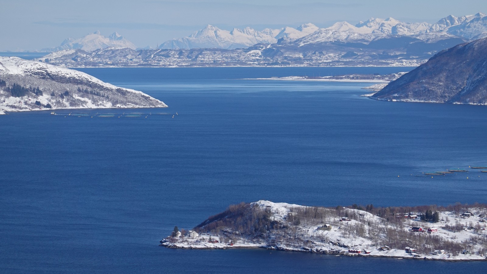 Panorama au téléobjectif vers le Nord et Bodo