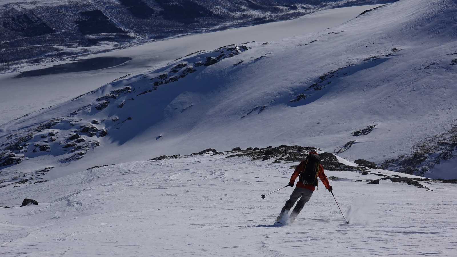 Partie supérieure de la descente en neige soufflée