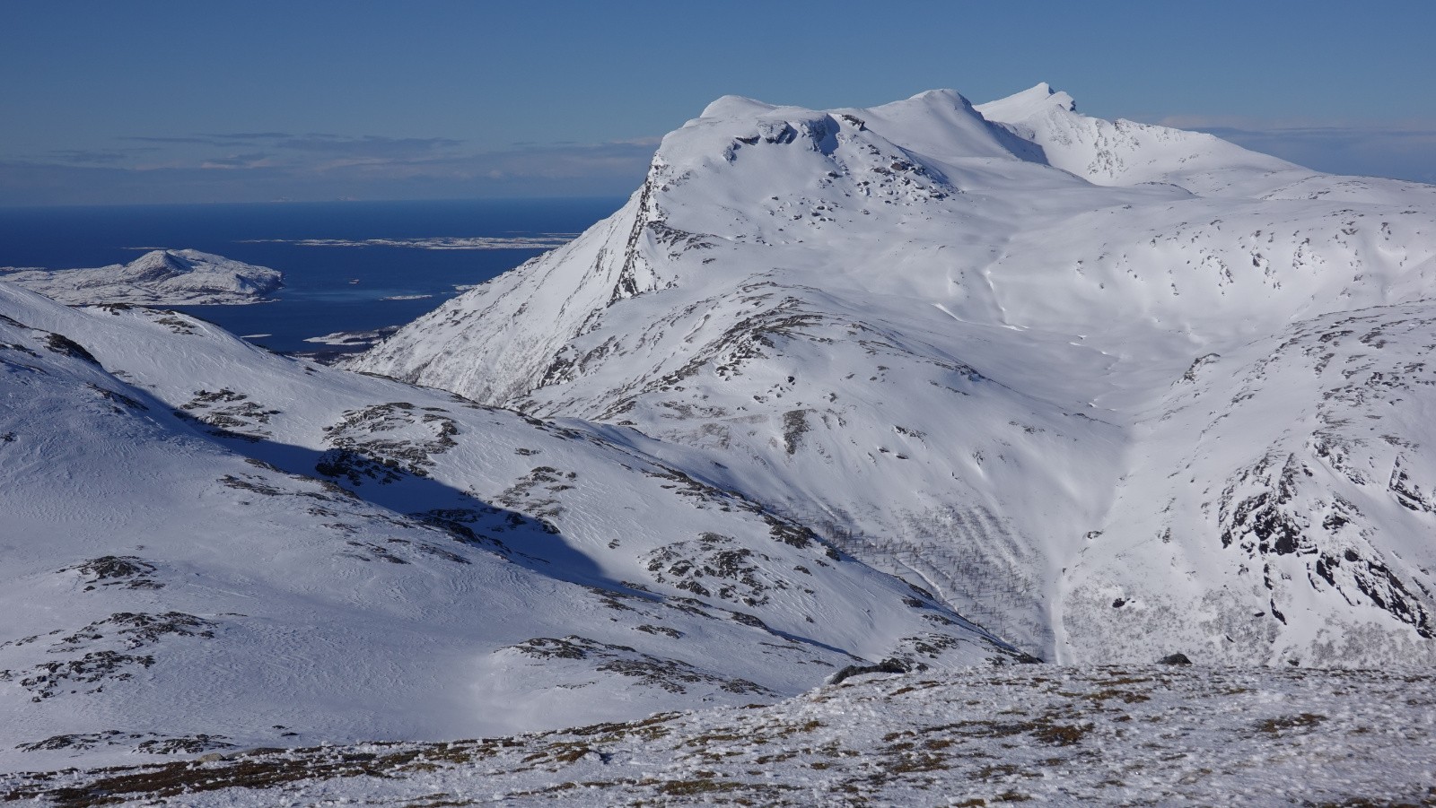 Panorama sur le point culminant de l'ile : le Sandhornet (993m)