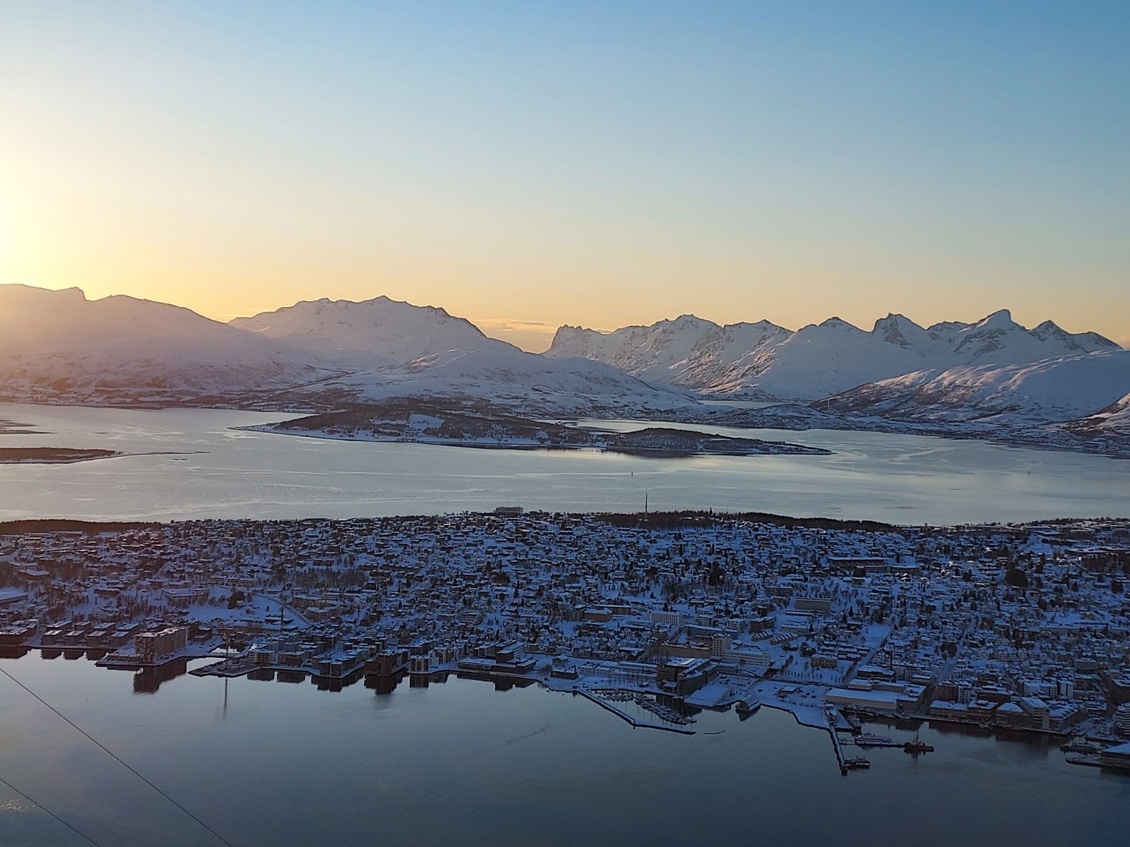 Kvaløya dans le couchant