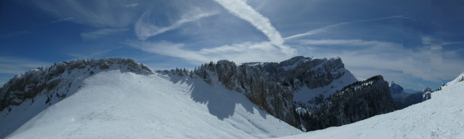 &nbsp;Au col, une trace file vers le Gd Som