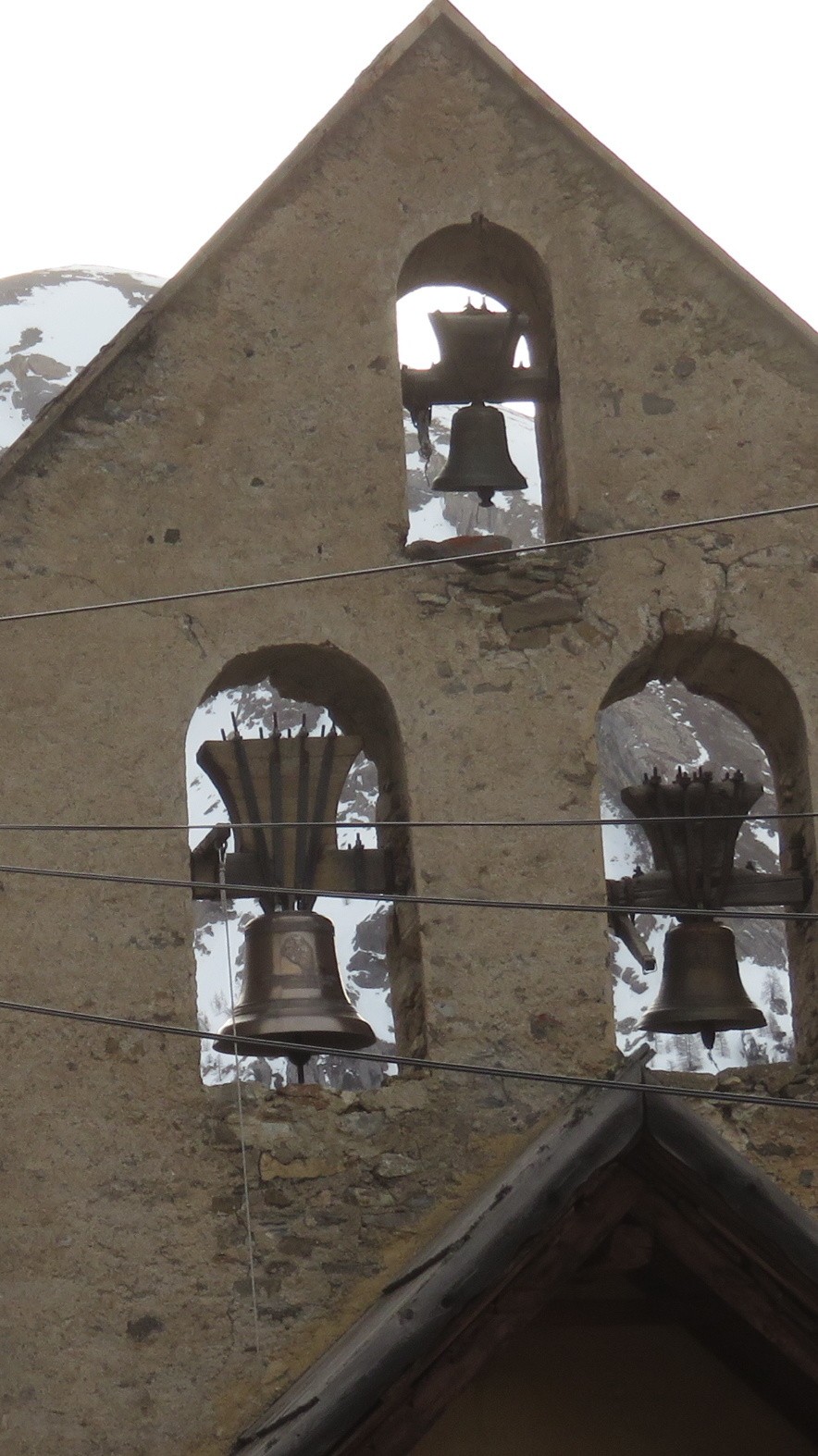 J3 chapelle de Fouillouse avec fils électriques apparents
