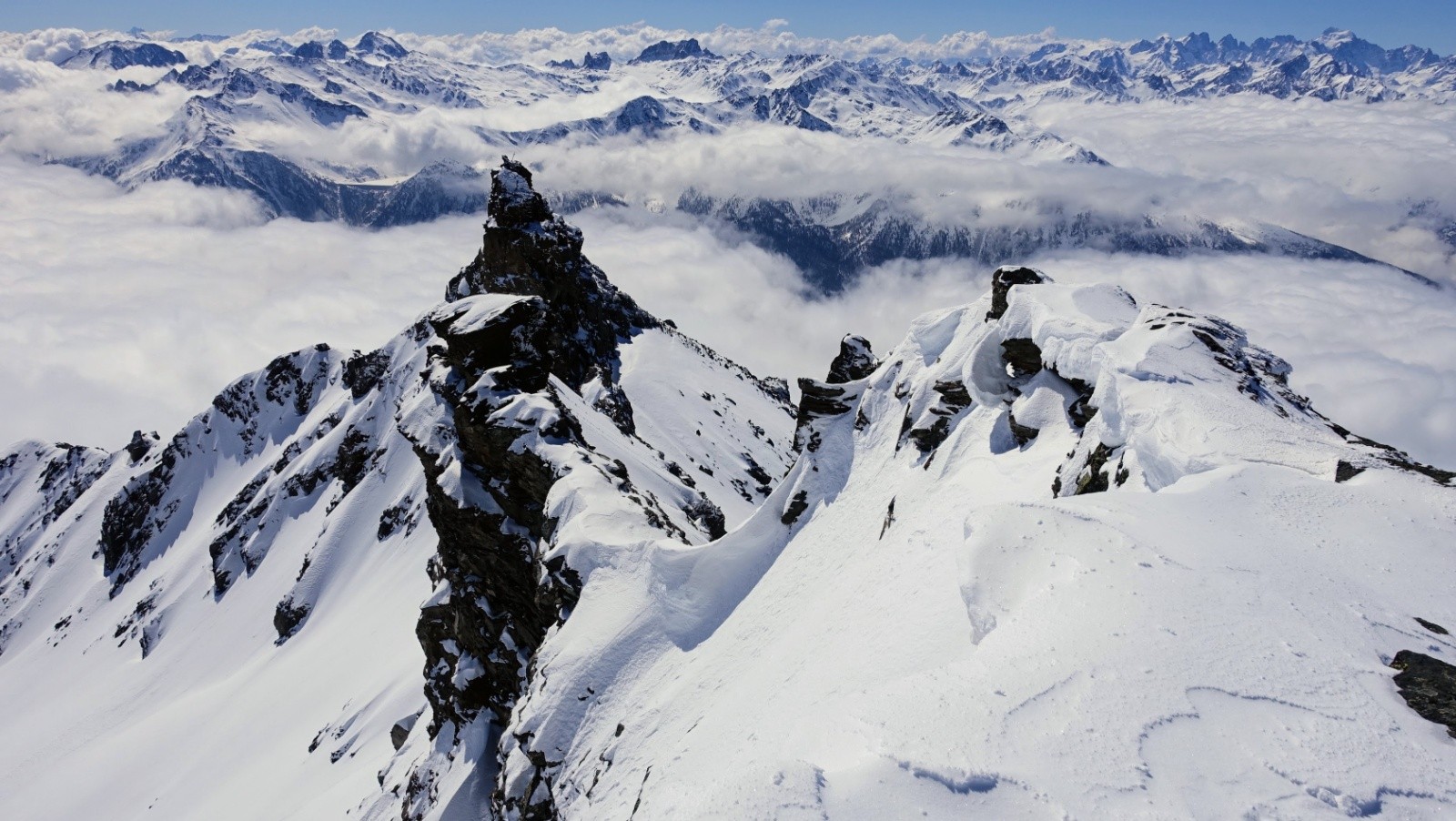 Depuis le point 3134m la croix du Mont Bréquin 3077m