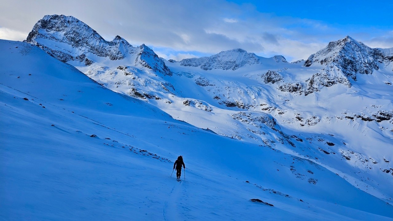 &nbsp;J3 Vue sur le Piz Buin (à G) et le Silvretta horn (a G) en montant vers Tiroler charte depuis Wiesbadener hutte