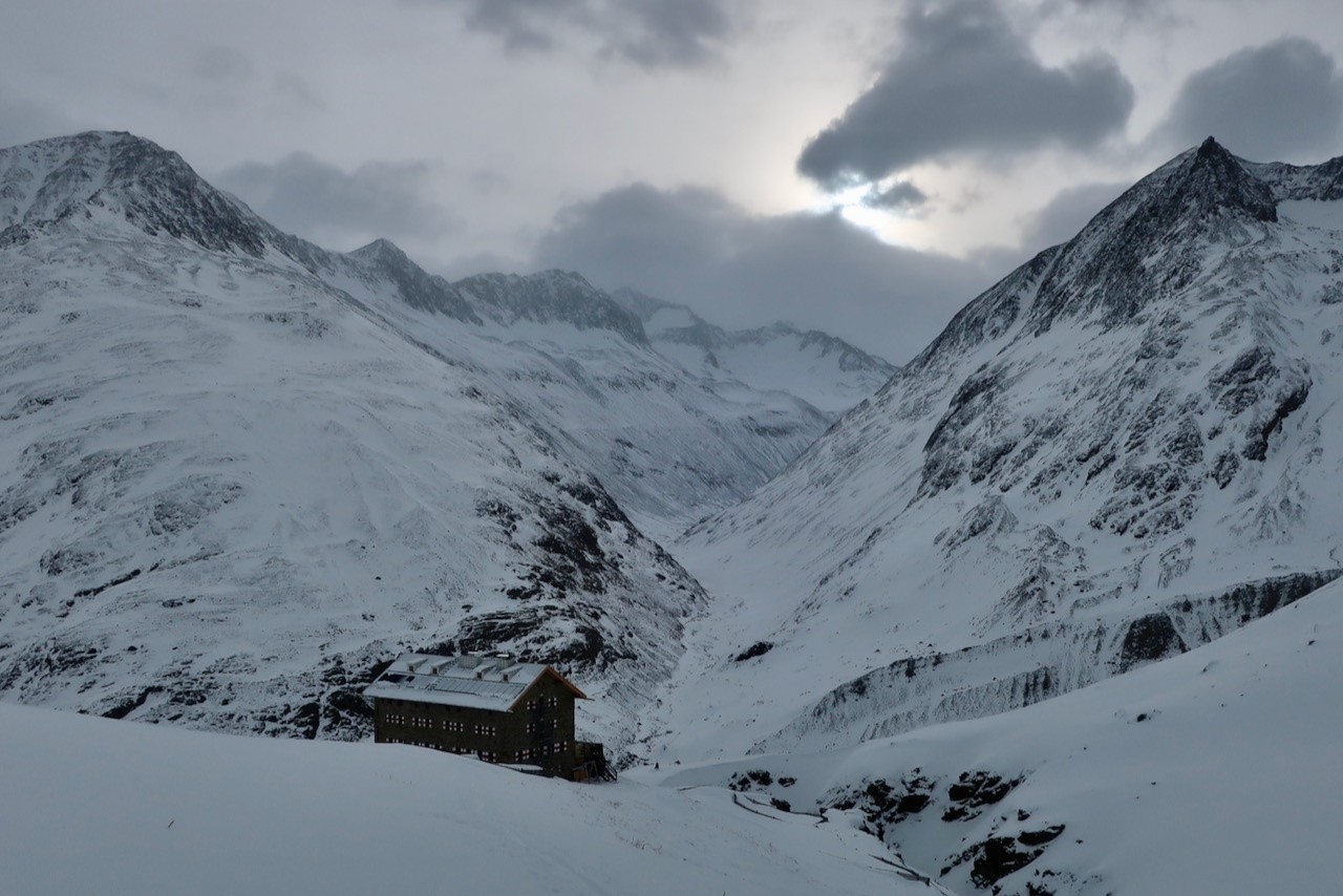 J7 MartinBush Hutte et le vallon vers l'Est que nous avions prévu de remonter.&nbsp;