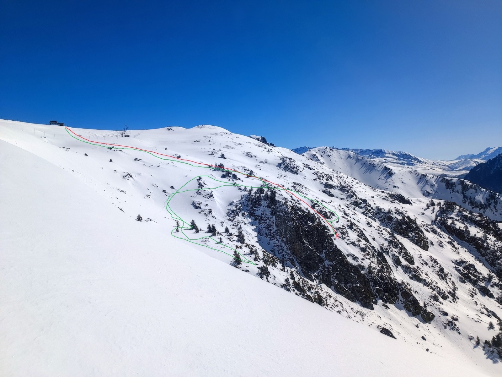 Petit itinéraire du sauvetage, en rouge la trace de mon ski, en verte ma balade pour sa recherche.