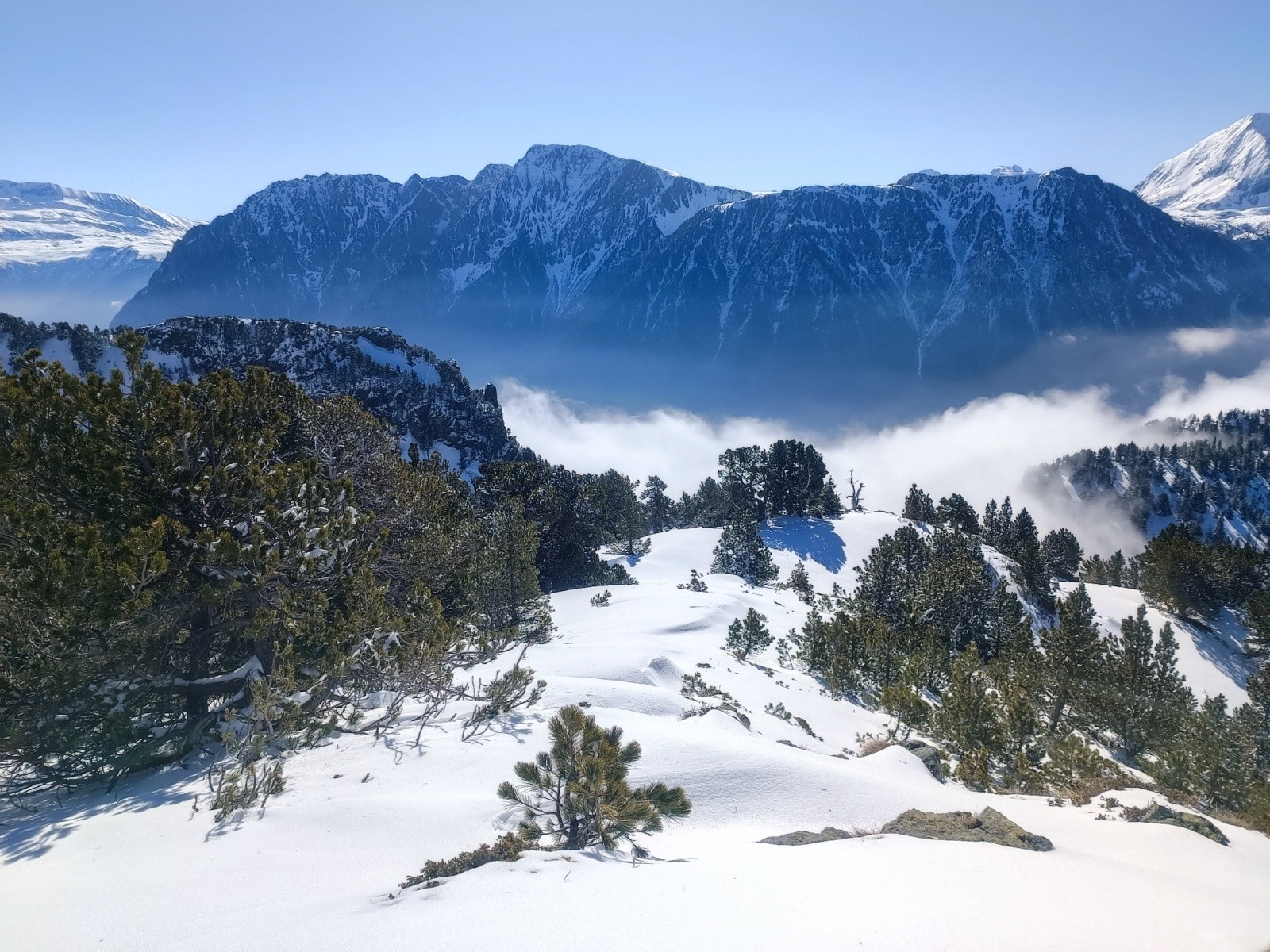 Tiens les nuages se lèvent?[égoiste]M'en fout çà serait temps d'aller au lit et puis sa préservera la neige, dsl pour les autres :-/ [/égoiste]
