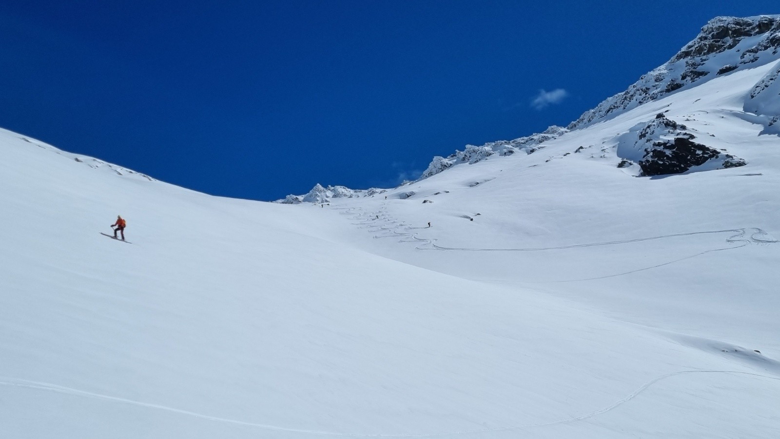 Descente du&nbsp; col du Mont : à droite la poudreuse et à gauche la neige de printemps ...&nbsp;