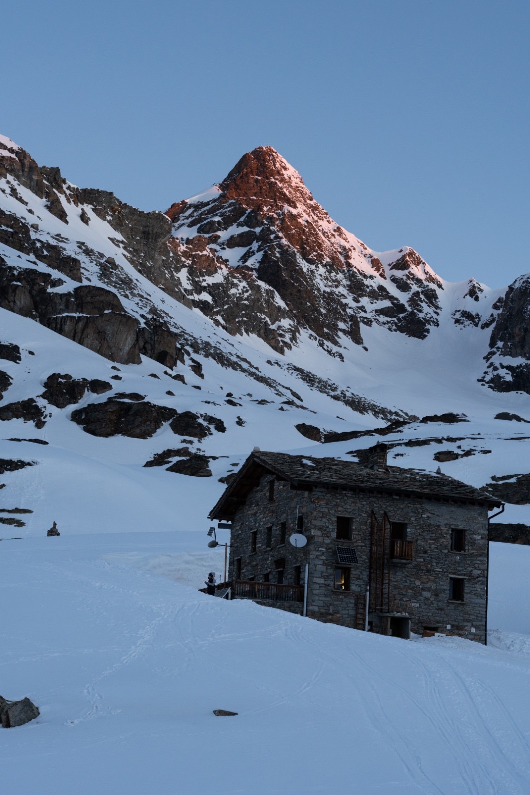 Le refuge et la Grande Aiguille Rousse eu lever du soleil