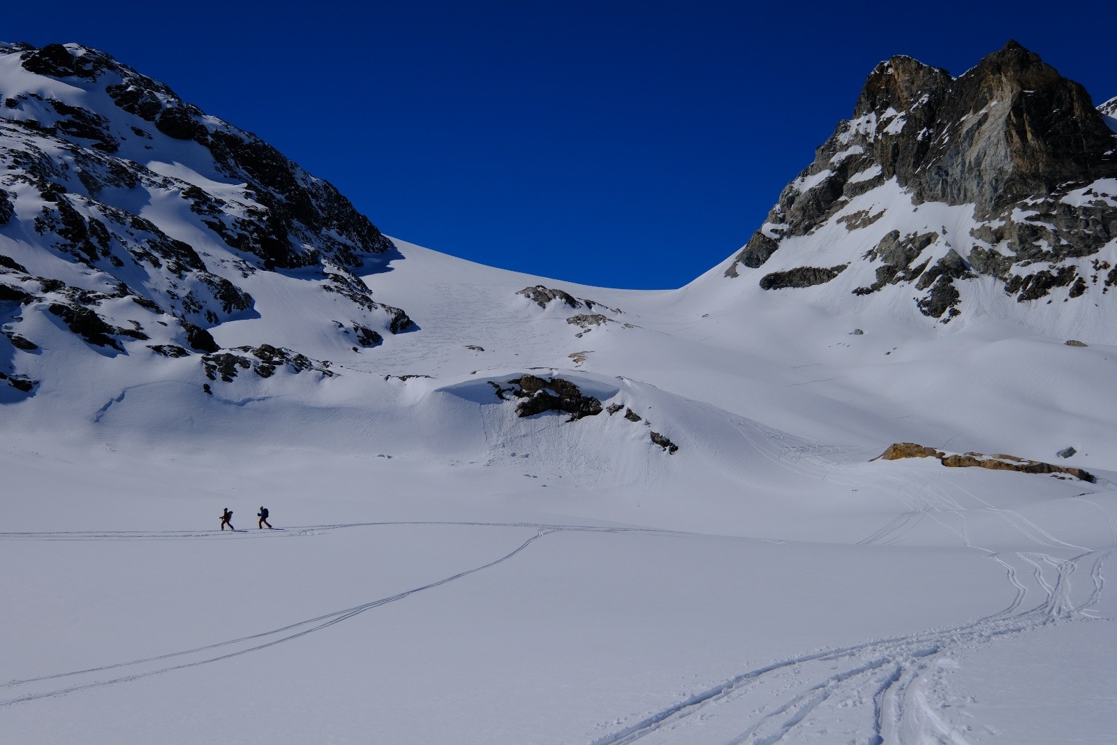 #12 La très belle descente du col du Pelve sur le lac de Chasseforêt La très belle descente du col du Pelve sur le lac de Chasseforêt