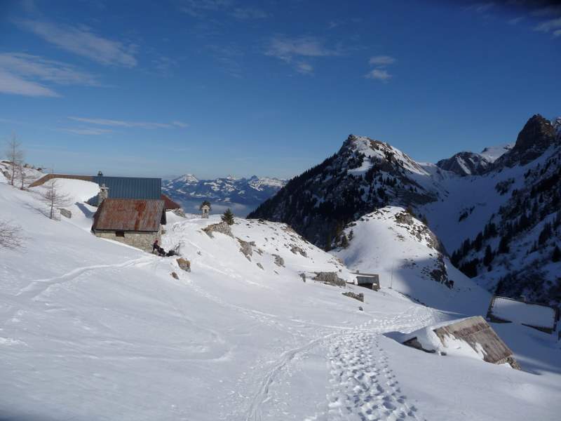 Château d'Oche : Chalets de Neuteu et Préalpes Fribourgeoises au fond